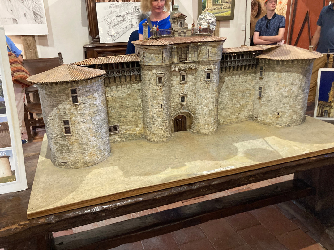 Chateau de Mauriac-Senouillac必去景点