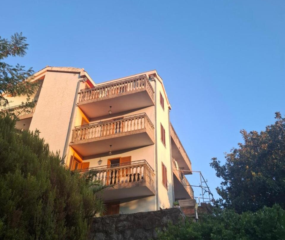Budva Metaxi Suits