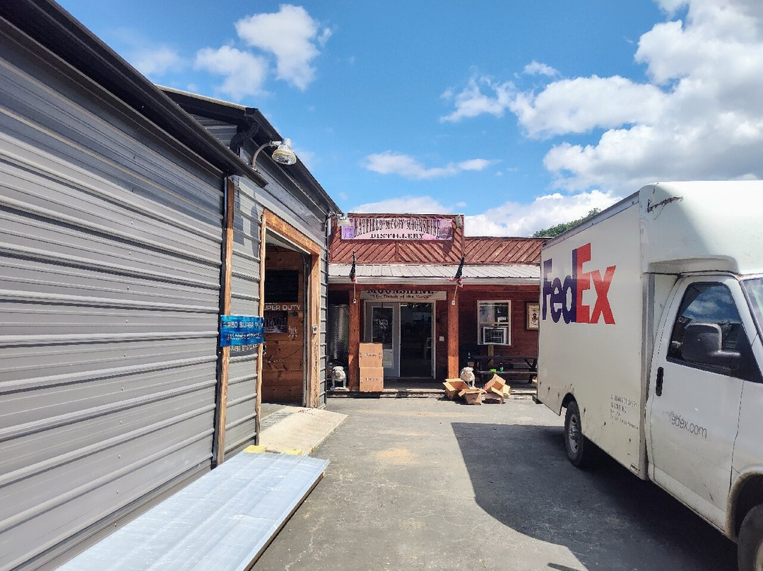 Hatfield & McCoy Moonshine-Gilbert必去景点