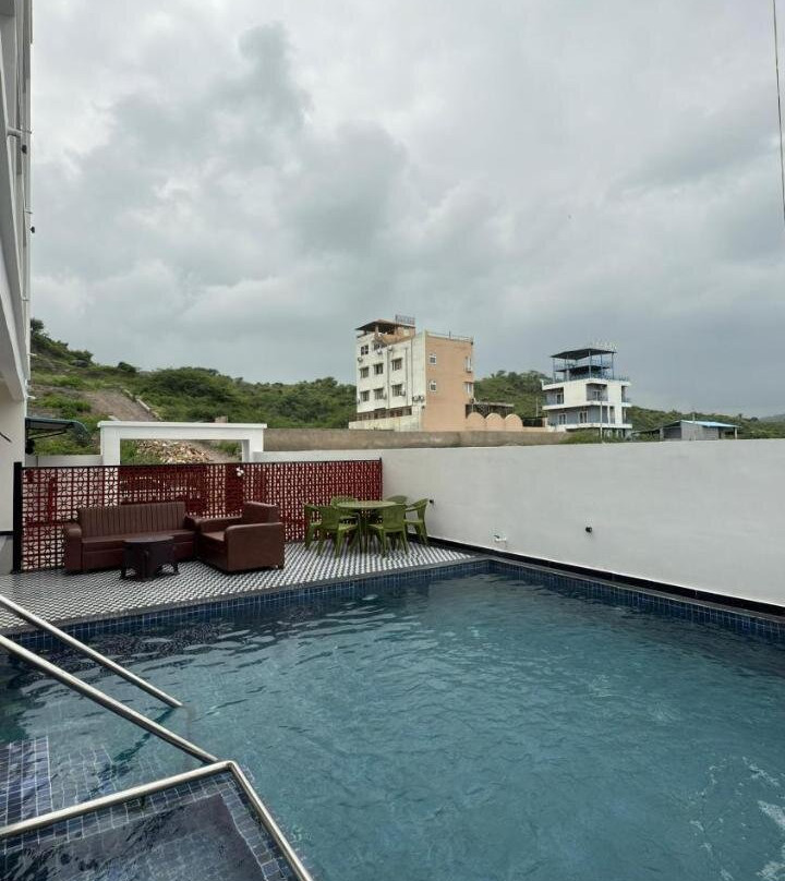 Hotel White Aura