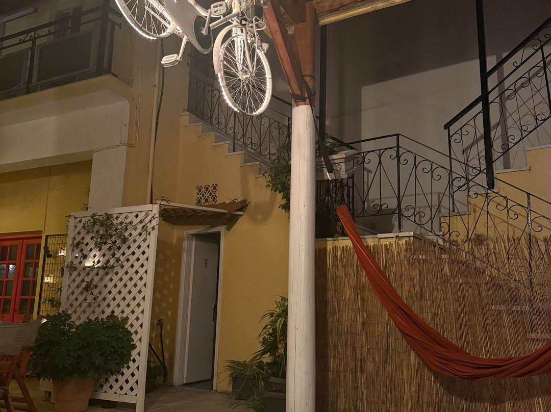 Black and White-Kavos必去景点