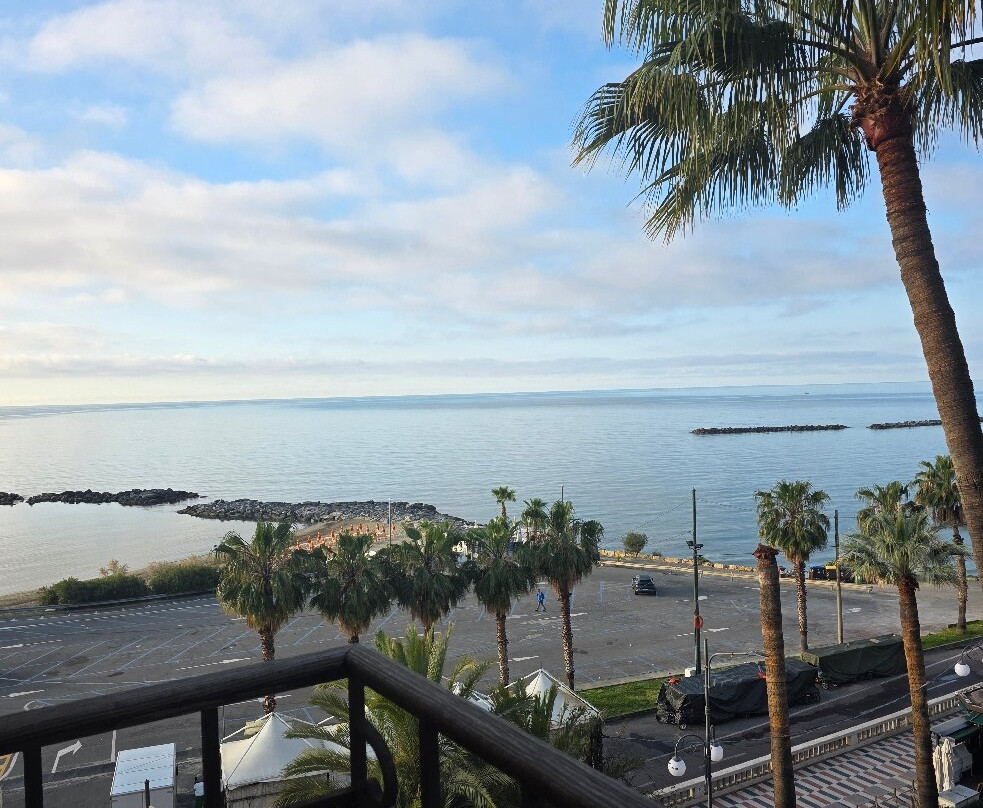 罗立皇宫酒店主图