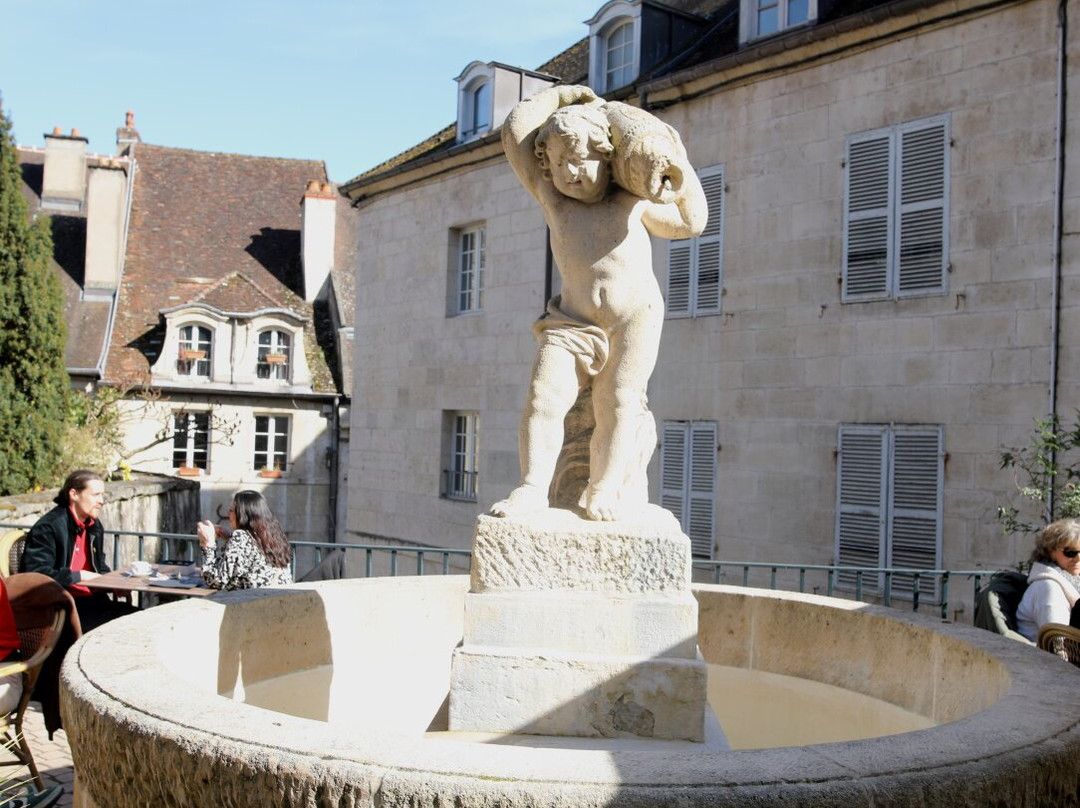 Fontaine à l'Enfant-多勒必去景点