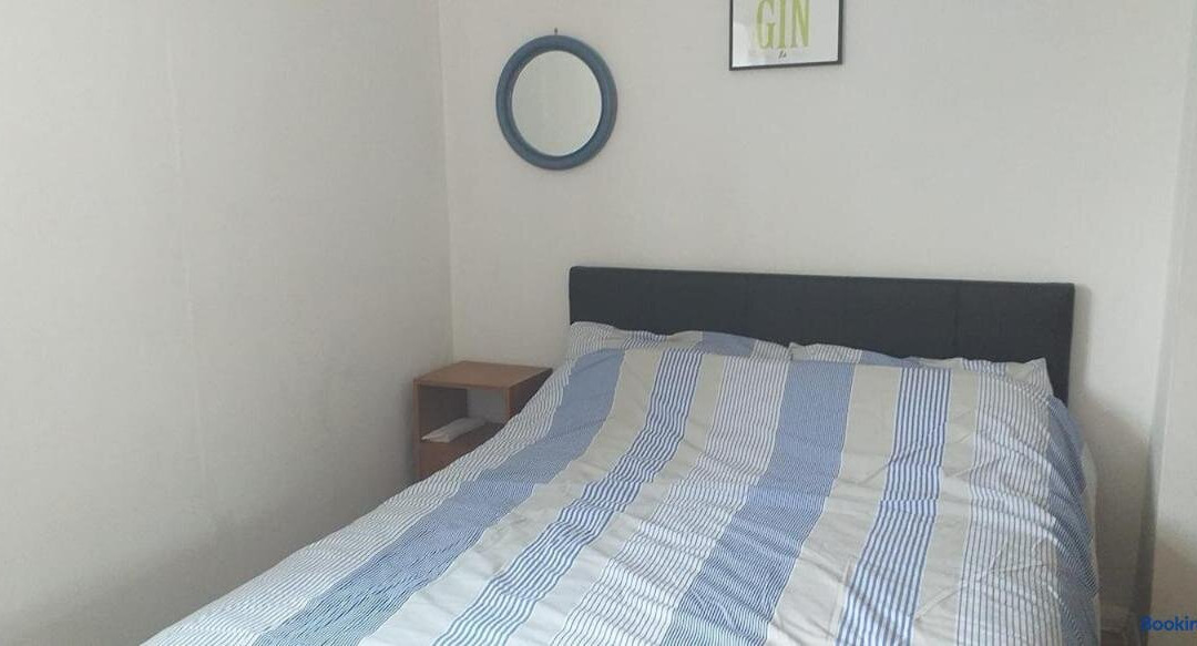 Large Double Room With Shared Bathroom