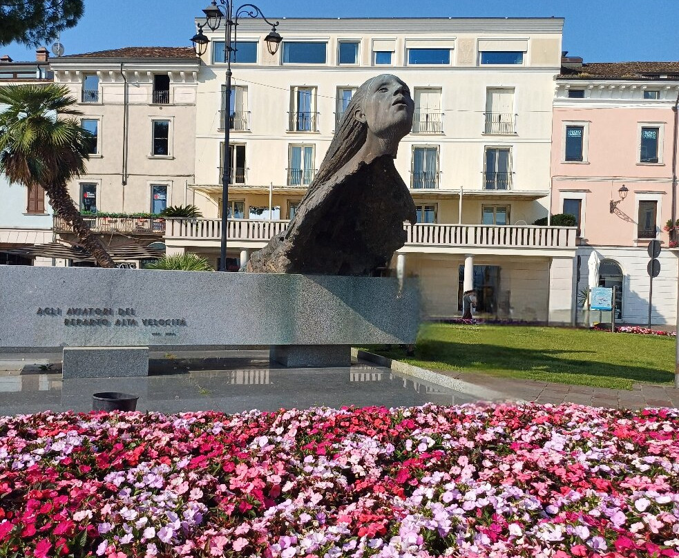 Monumento agli Aviatori del Reparto Alta Velocita-代森扎诺-德尔加达必去景点
