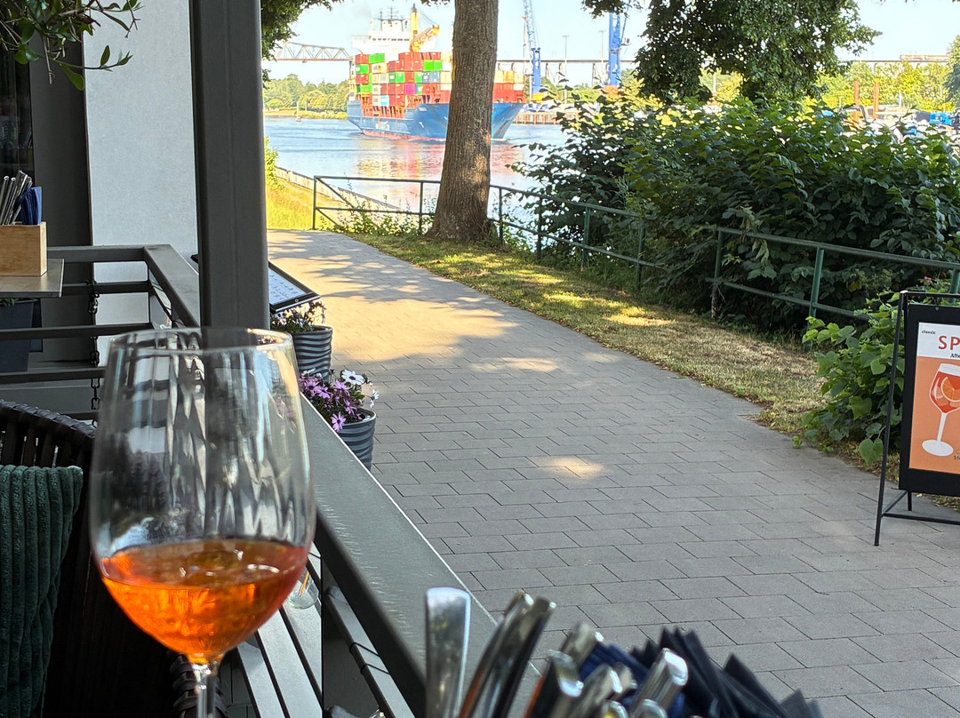 康弗特花园酒店主图