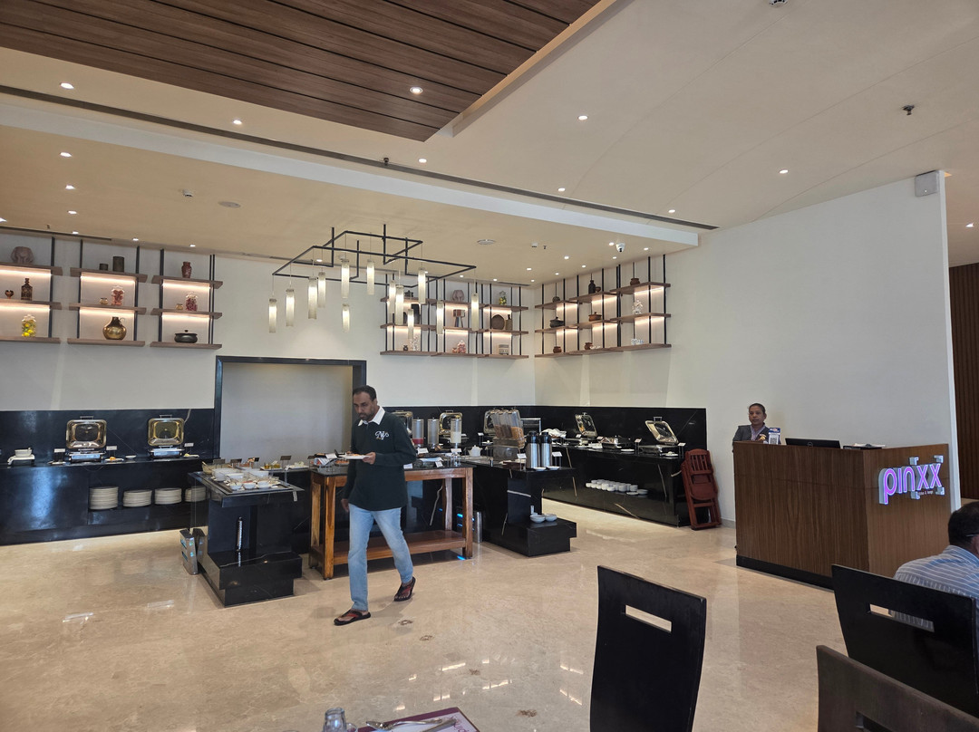 皇家兰花中央施莫加酒店主图