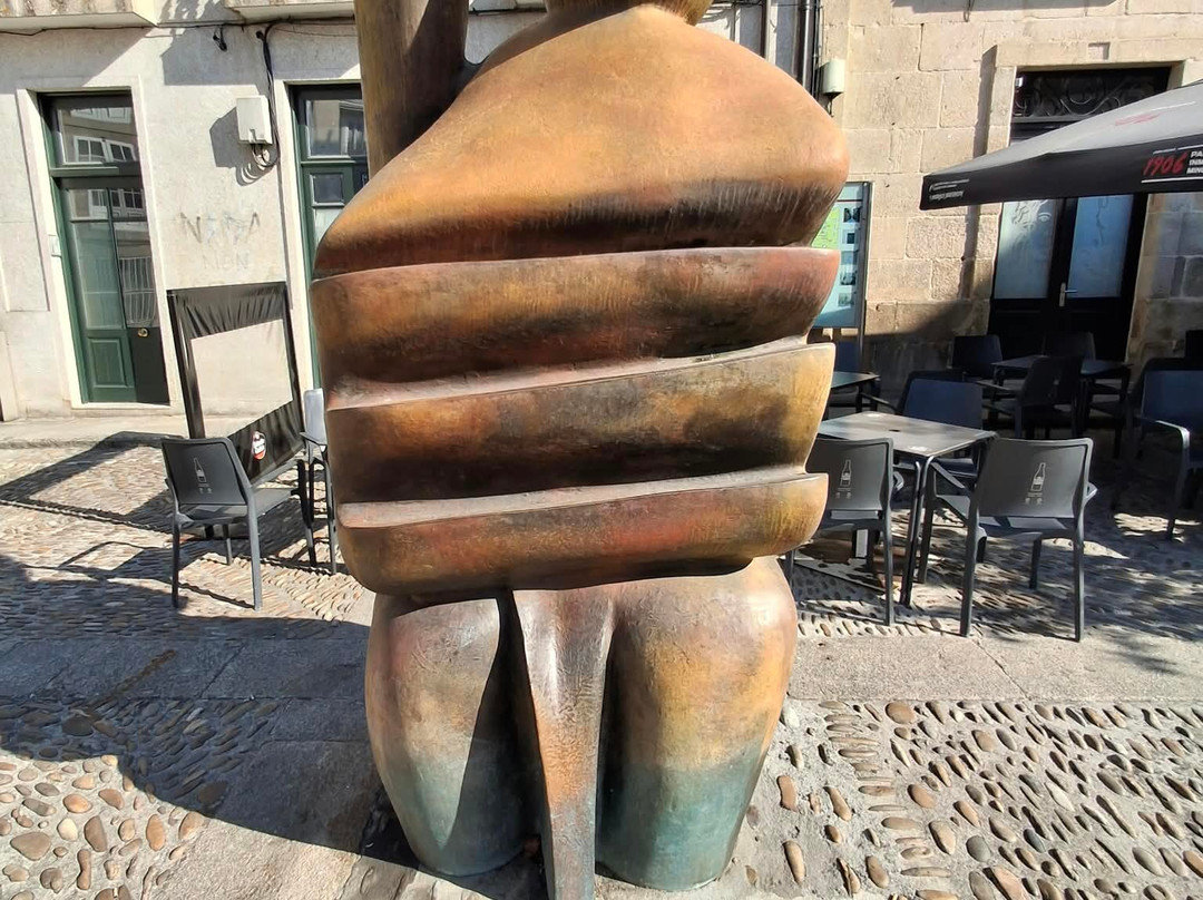 Escultura «Torre do Baño»-奥伦塞省必去景点