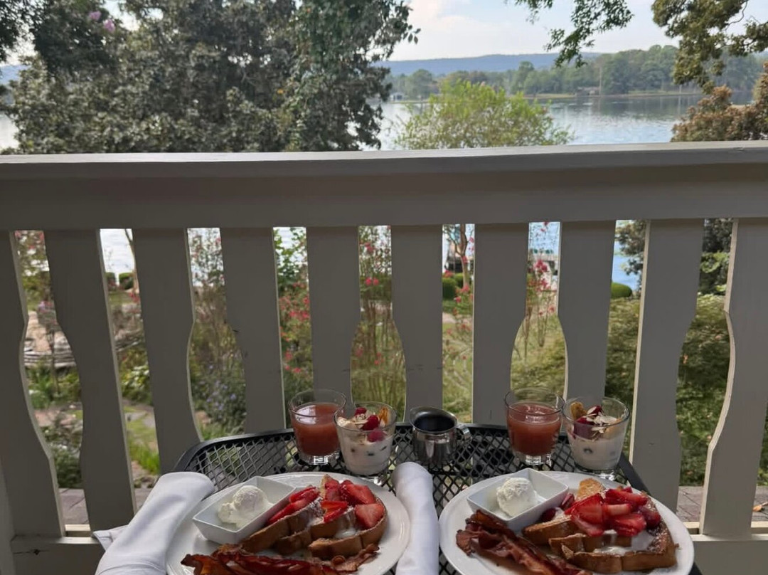 观景台湖畔旅馆主图