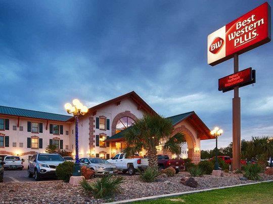 Best Western Plus Swiss Chalet Hotel & Suites主图