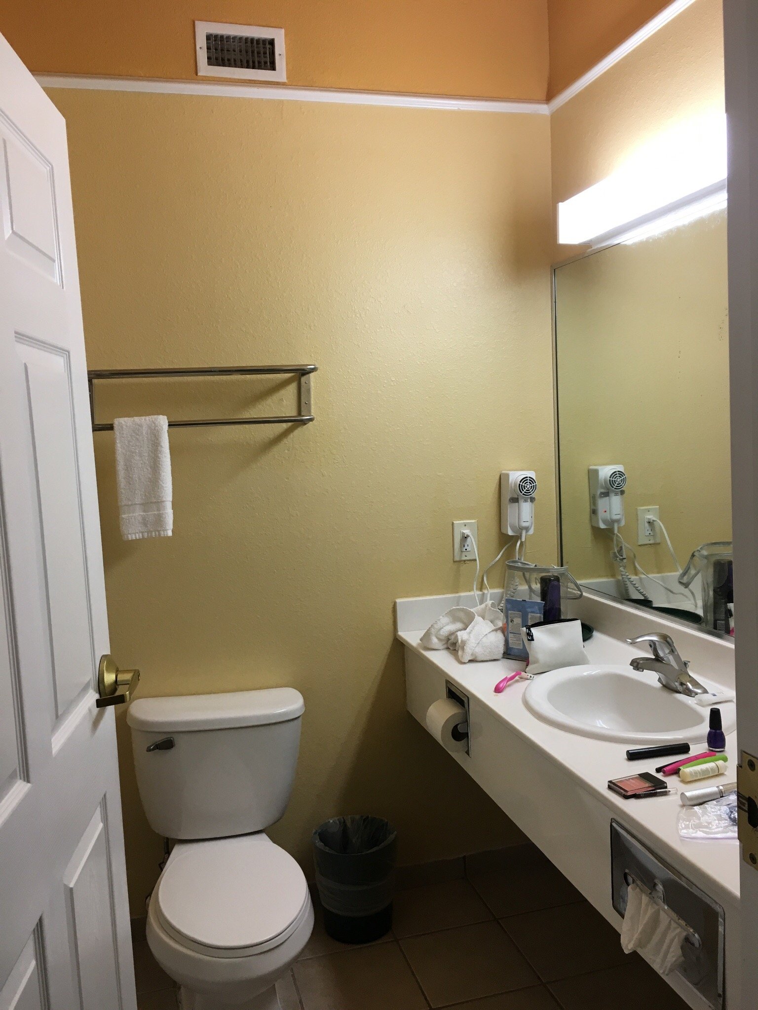 Deluxe 6 Inn & Suites-官方