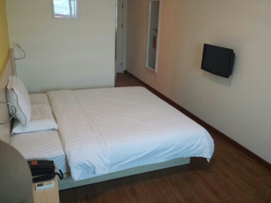 7天大连港湾广场客运码头地铁站店-客卧