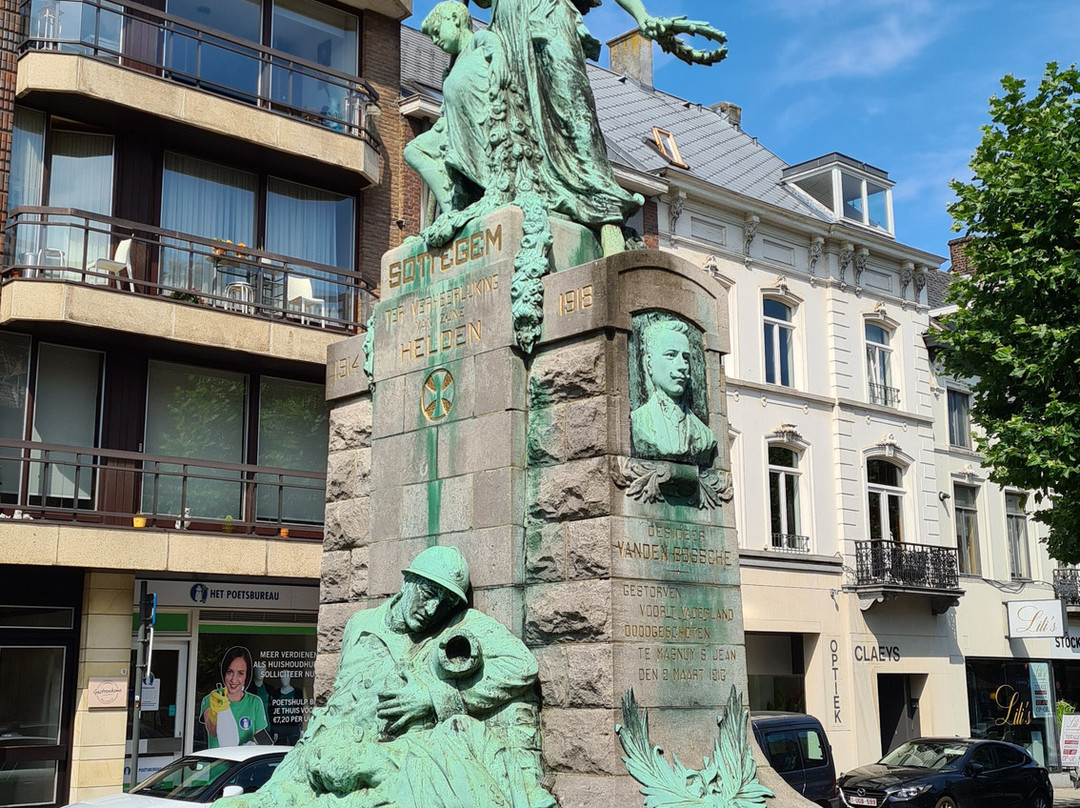 Heldenmonument景点图片