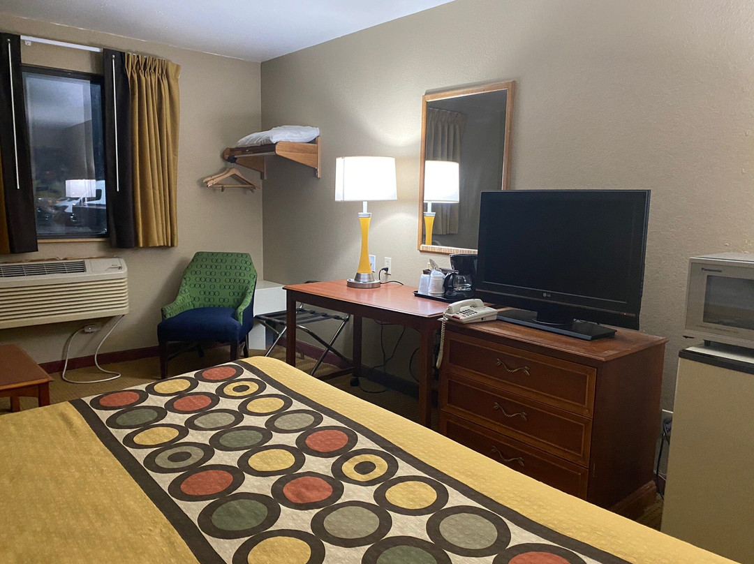 Super 8 by Wyndham Howe主图