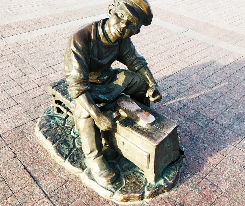 Sculpture Shoeshine-阿斯特拉罕必去景点