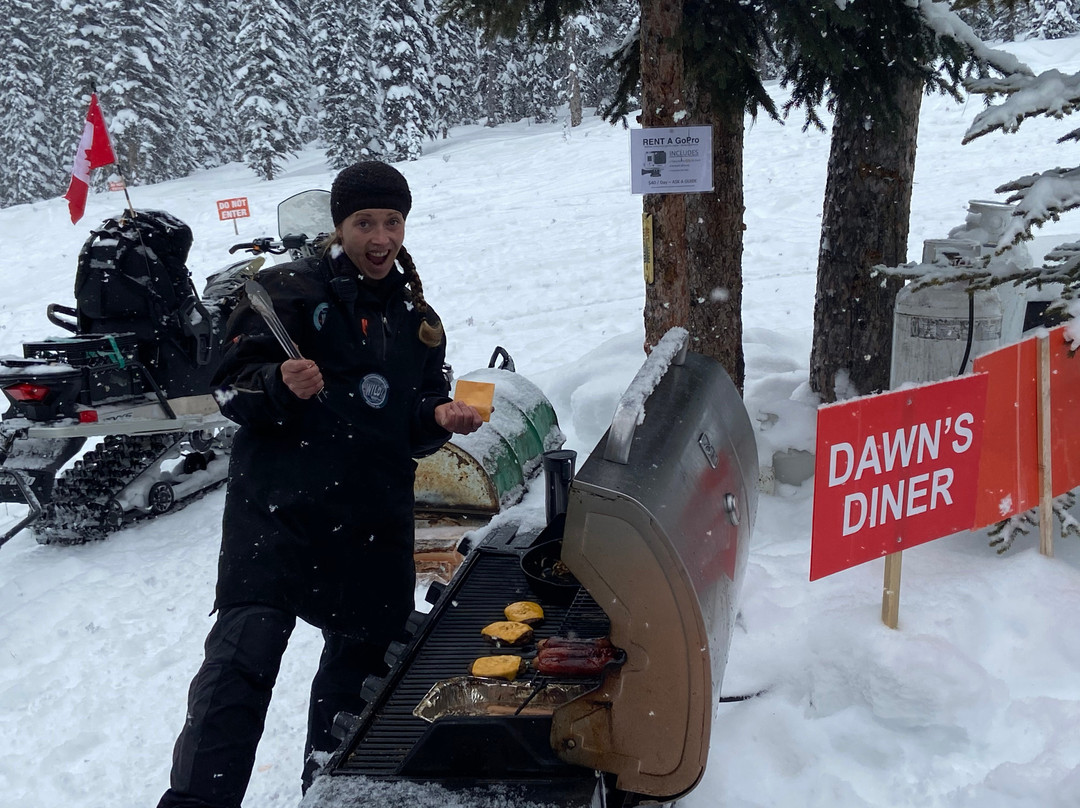 White N’ Wild Snowmobile Tours-戈尔登必去景点