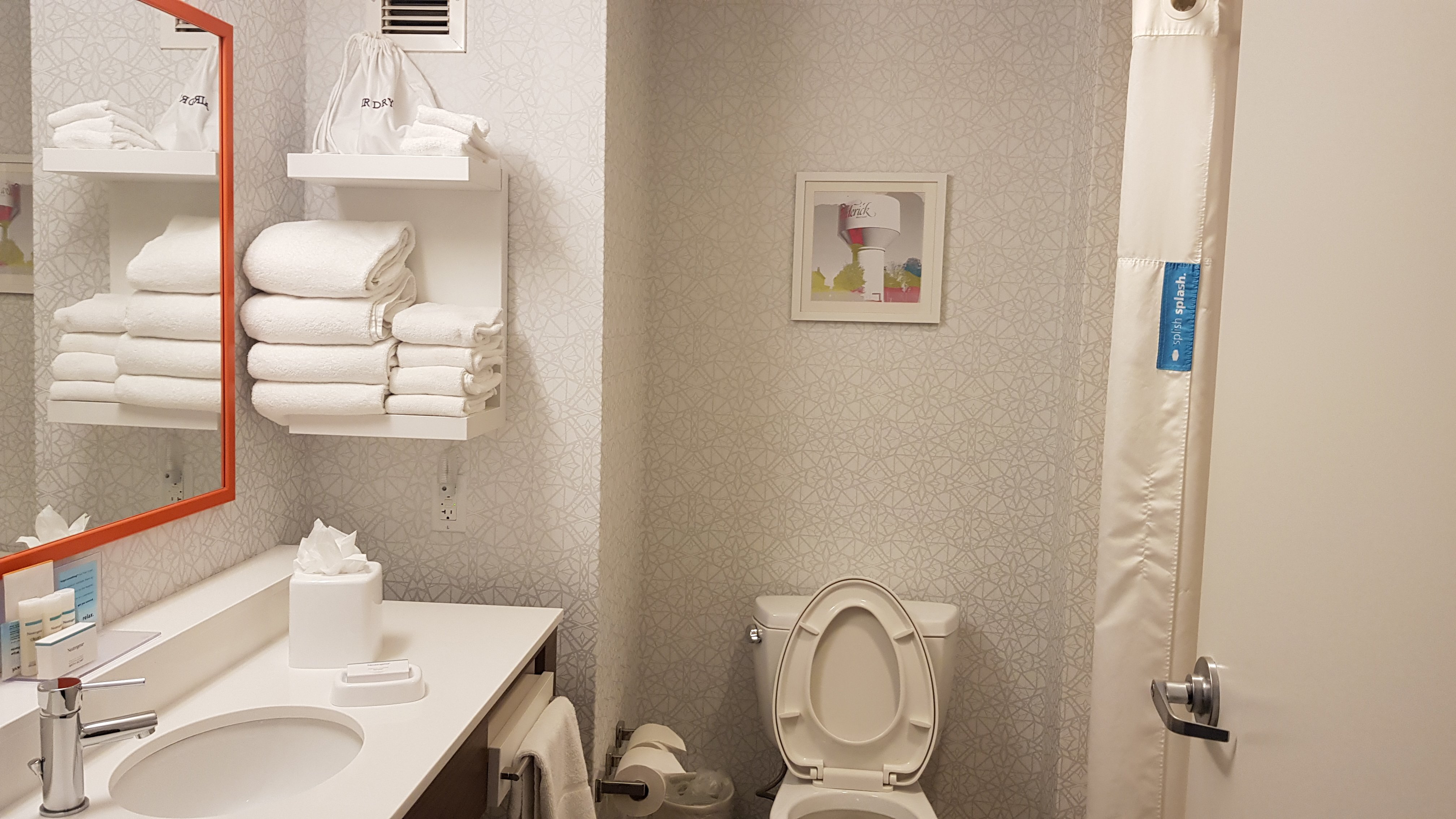 Hampton Inn & Suites Frederick-Fort Detrick-浴室