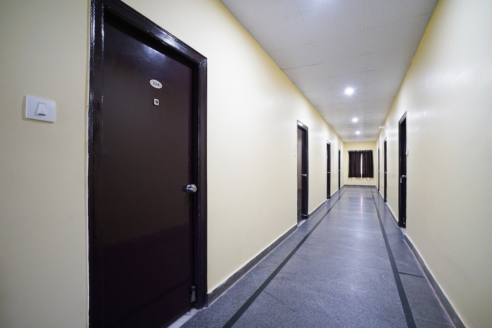 OYO Anuguna Tulasi Grand Near JNTU University Hyderabad主图