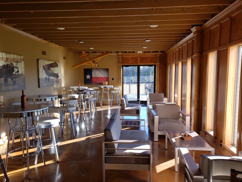 Hidden Hangar Vineyard & Winery-丹尼森必去景点