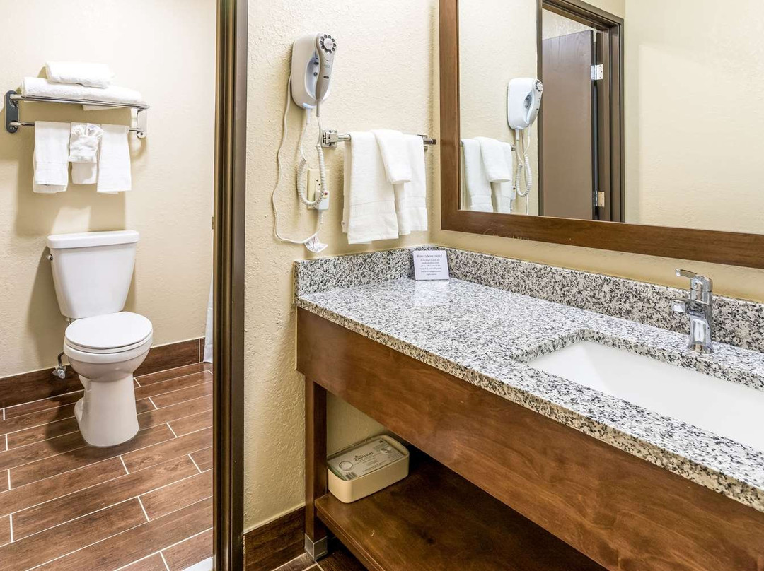 瓦克夏速8酒店主图