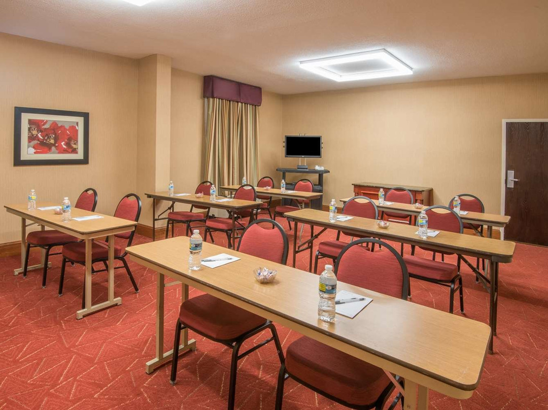 布里奇波特/克拉克斯堡汉普顿酒店主图