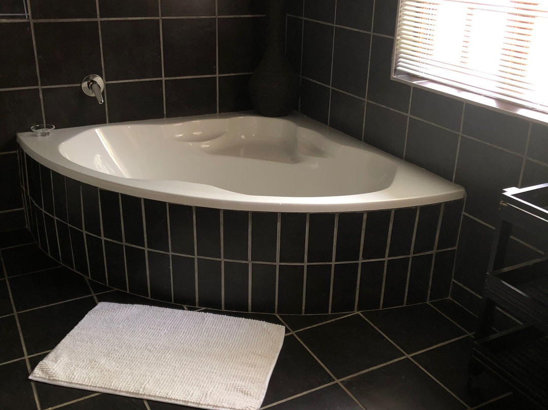 Flame Lily Inn主图