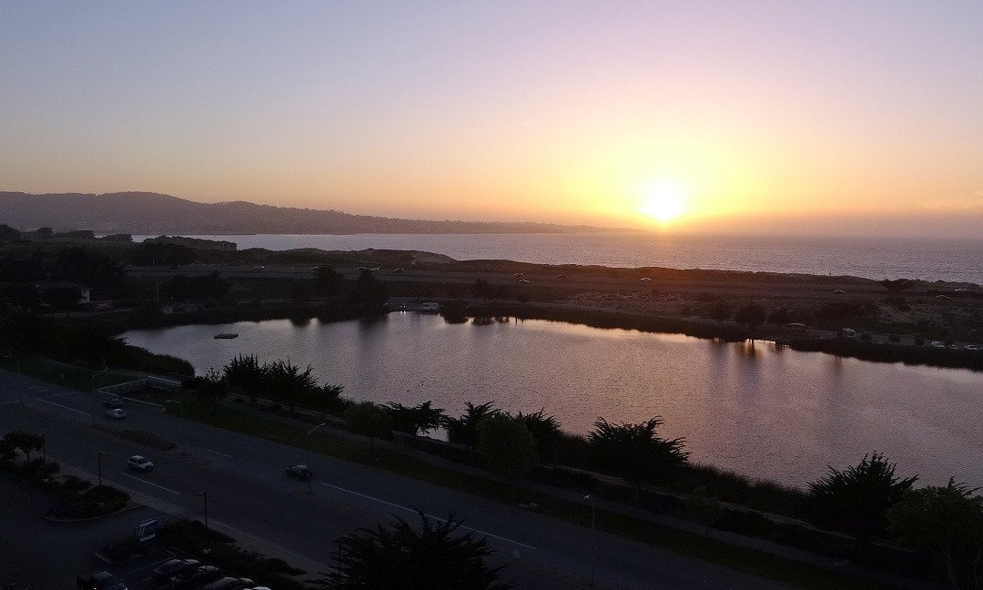 大使蒙特利湾海滨套房酒店主图