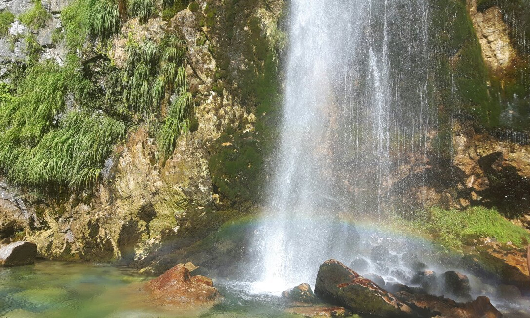 Grunasi Waterfall景点图片