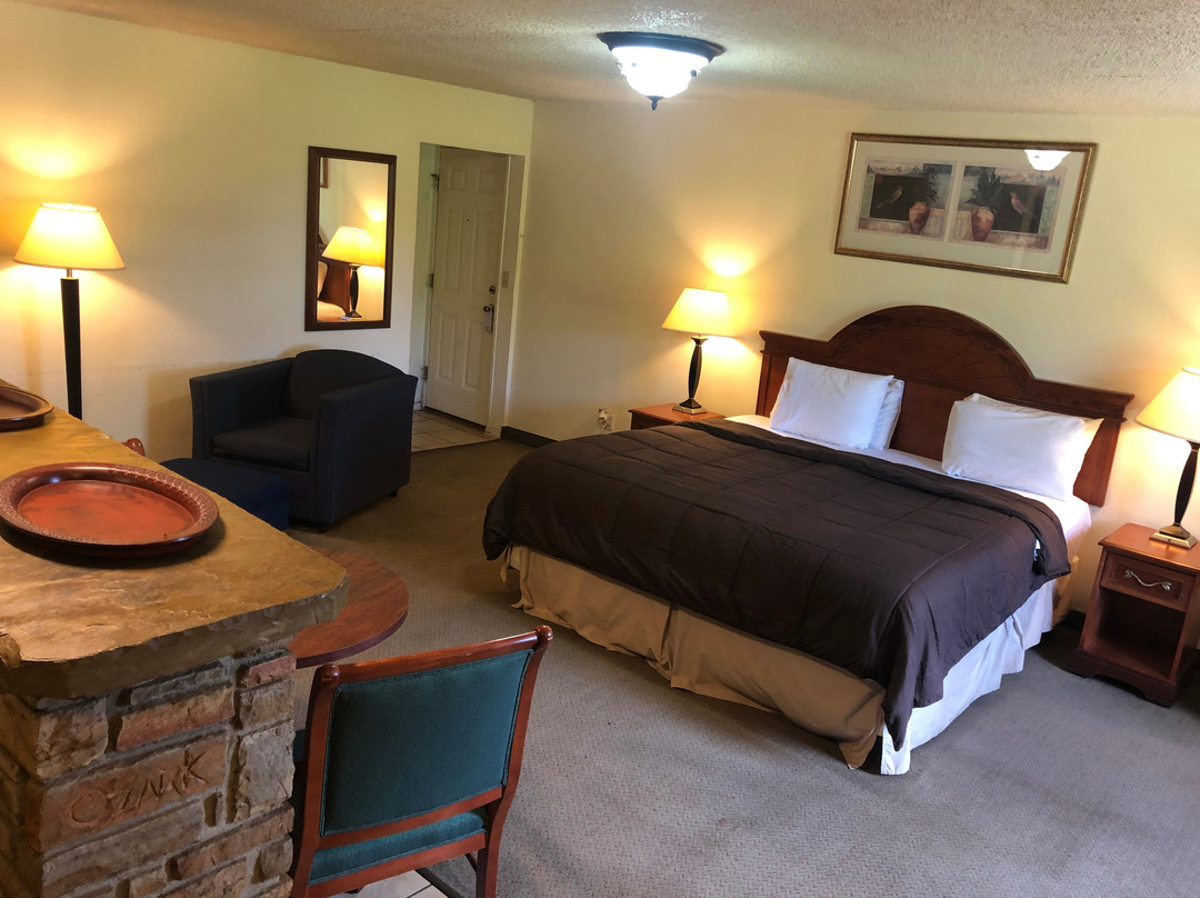 Ozark Inn & Suites主图