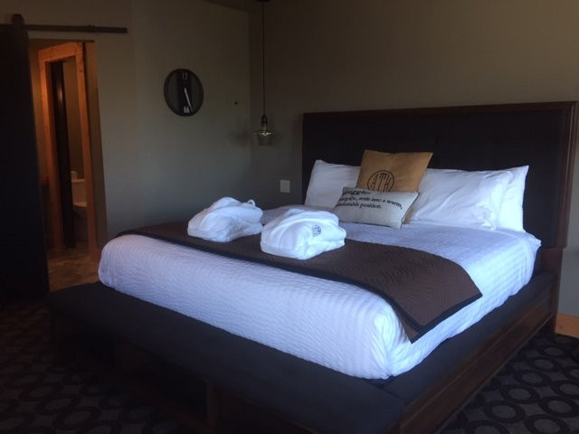 At The Helm Hotel and Pub主图