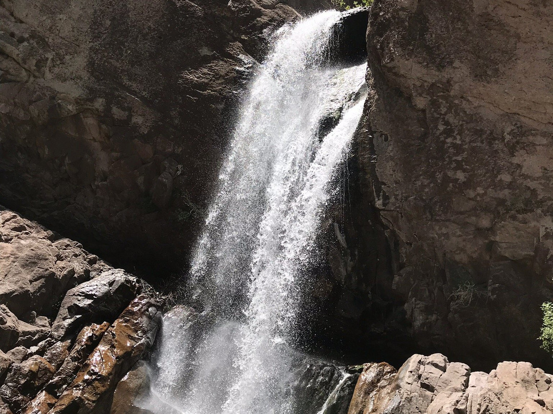 Rayen Waterfall景点图片