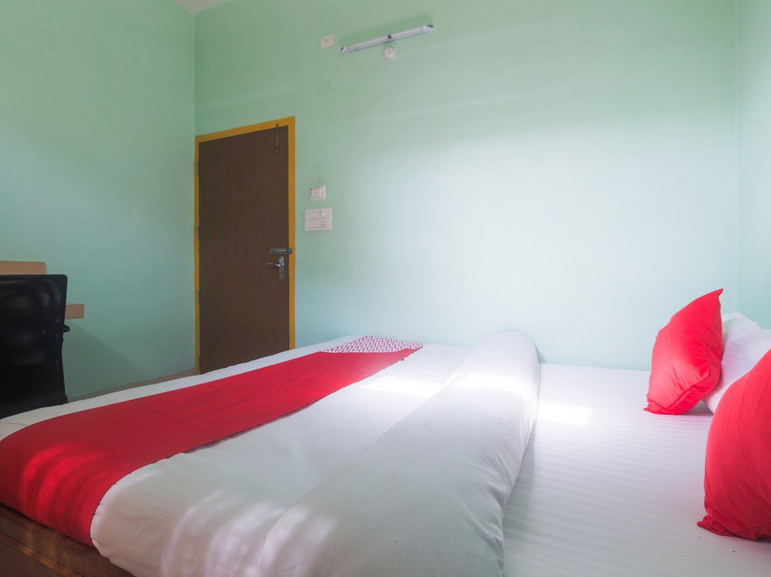 OYO 24270 Hotel Pine Yard主图