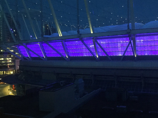 温哥华市区欢朋套房酒店主图