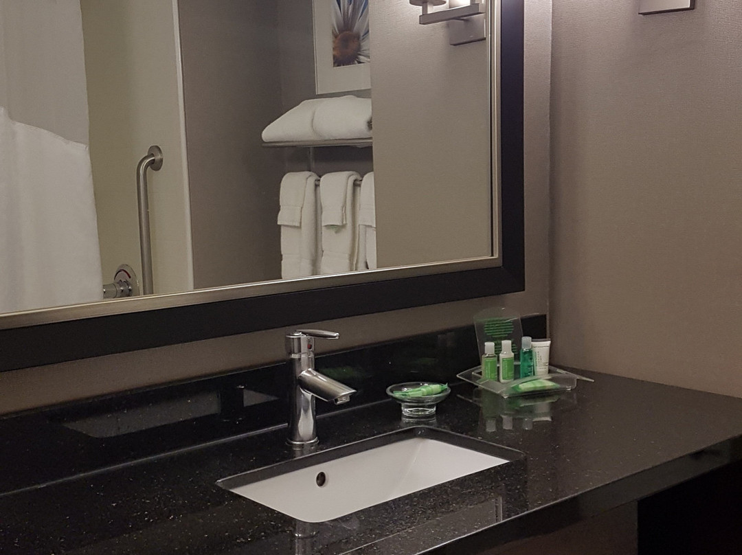 DoubleTree by Hilton Pointe Claire Montreal Airport West主图