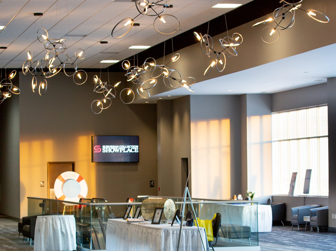 Suburban Collection Showplace-诺维必去景点