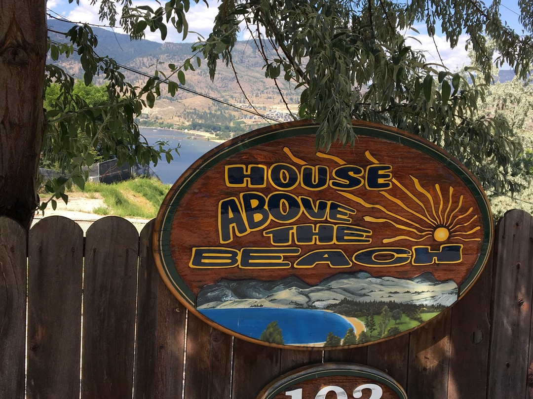 Above The Beach Guest Suites主图