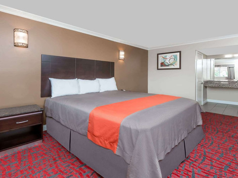 洛杉矶地区贝尔温德姆Travelodge套房酒店主图