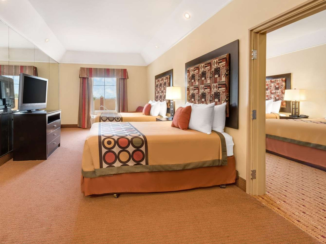 贝斯特韦斯特普勒斯体育场旅馆&套房酒店主图