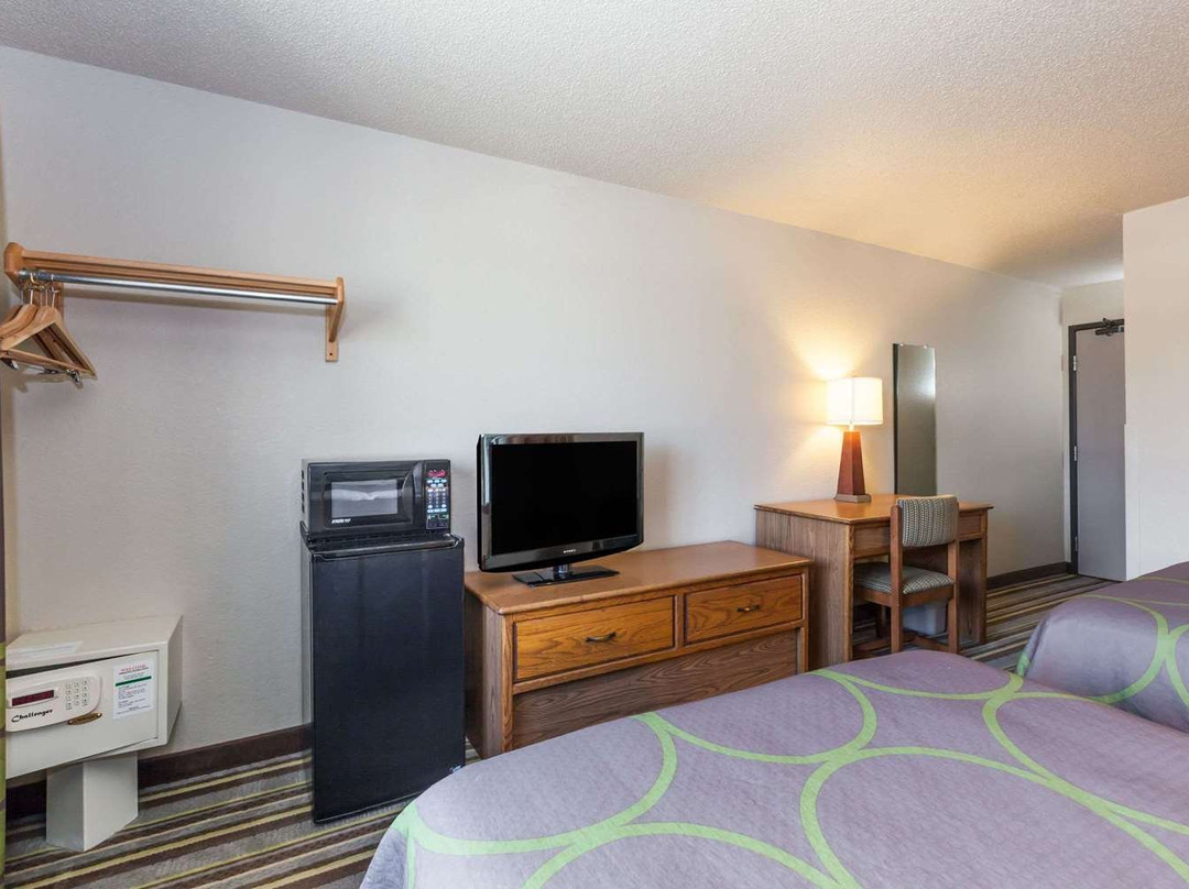 邓巴-查尔斯顿地区速8酒店主图