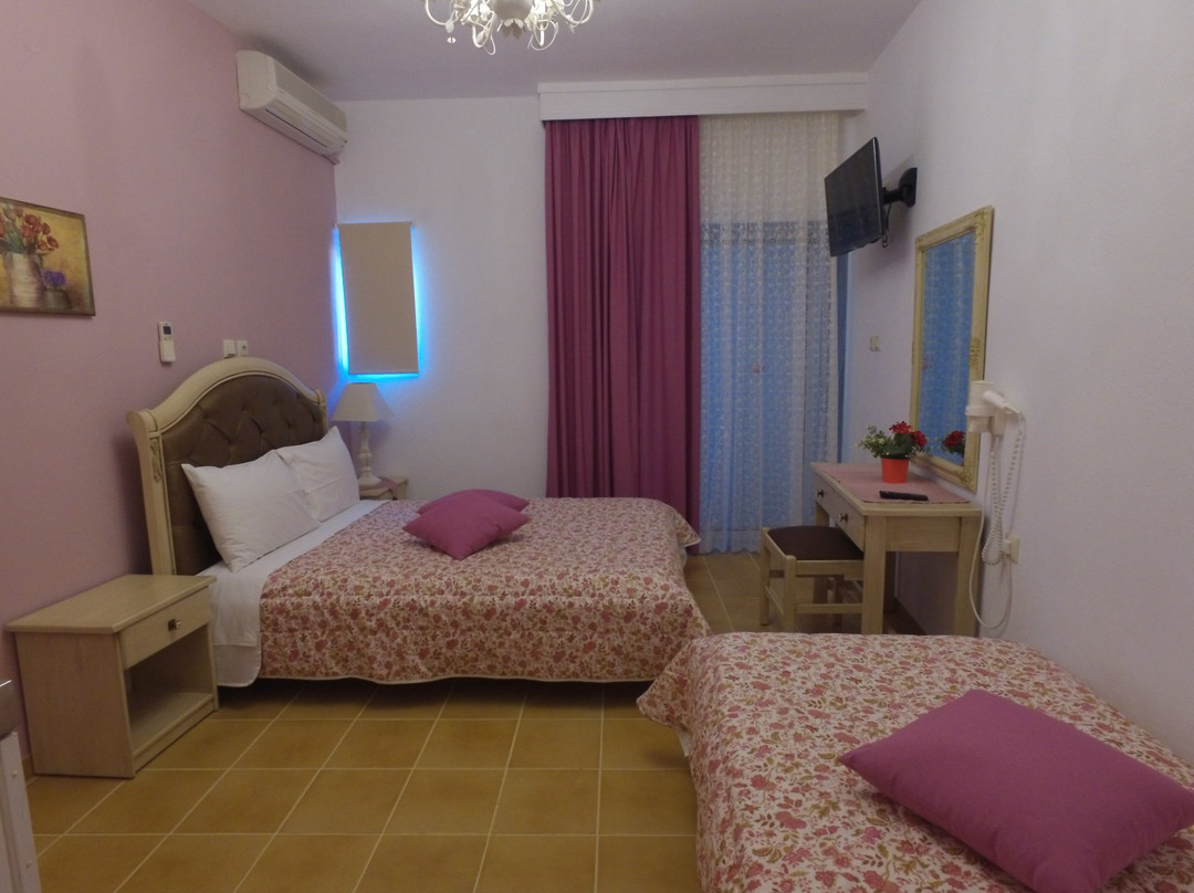 Akrotiri Hotel