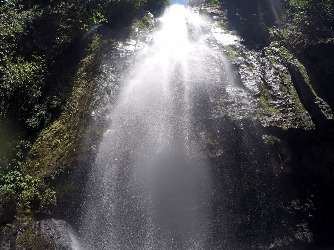 Tunan Waterfall景点图片