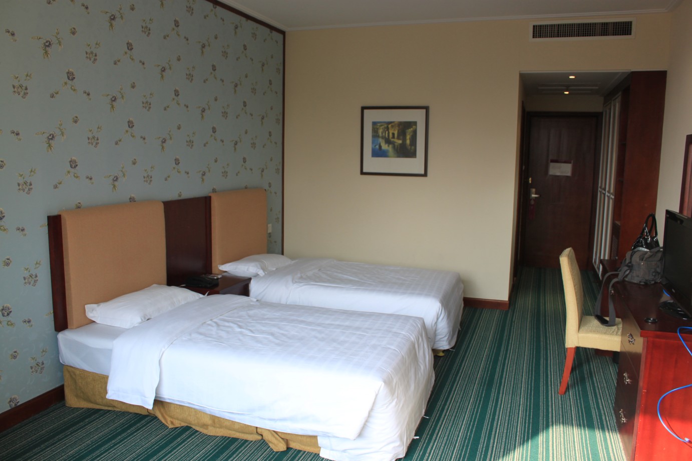 华侨城温泉奥思廷酒店-客卧