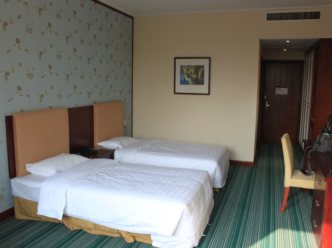 华侨城温泉奥思廷酒店主图