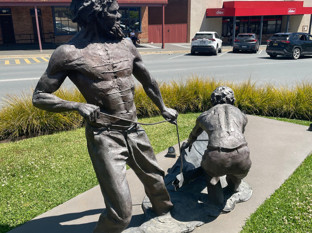 Yarri and Jacky Jacky Sculpture-刚达盖必去景点