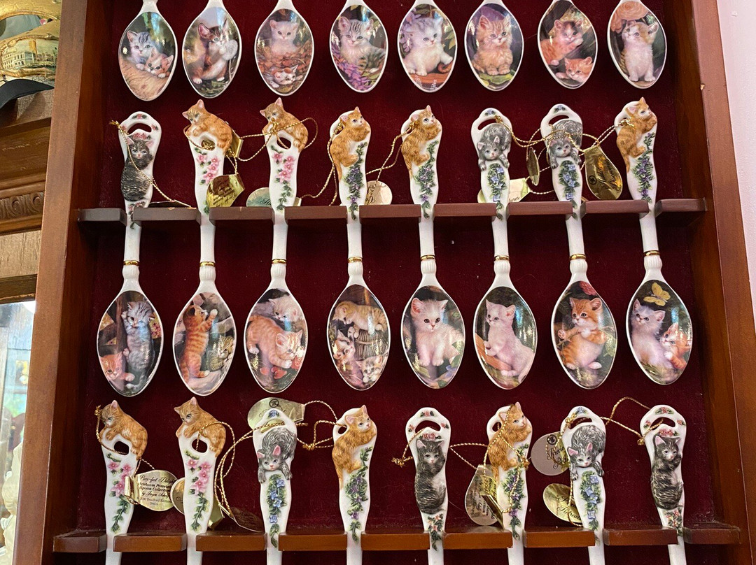 Redner's Rescued Cat Figurine Mewseum-Menomonee Falls必去景点