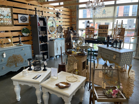 Main St. Antiques and Design Gallery-穆尔斯维尔必去景点