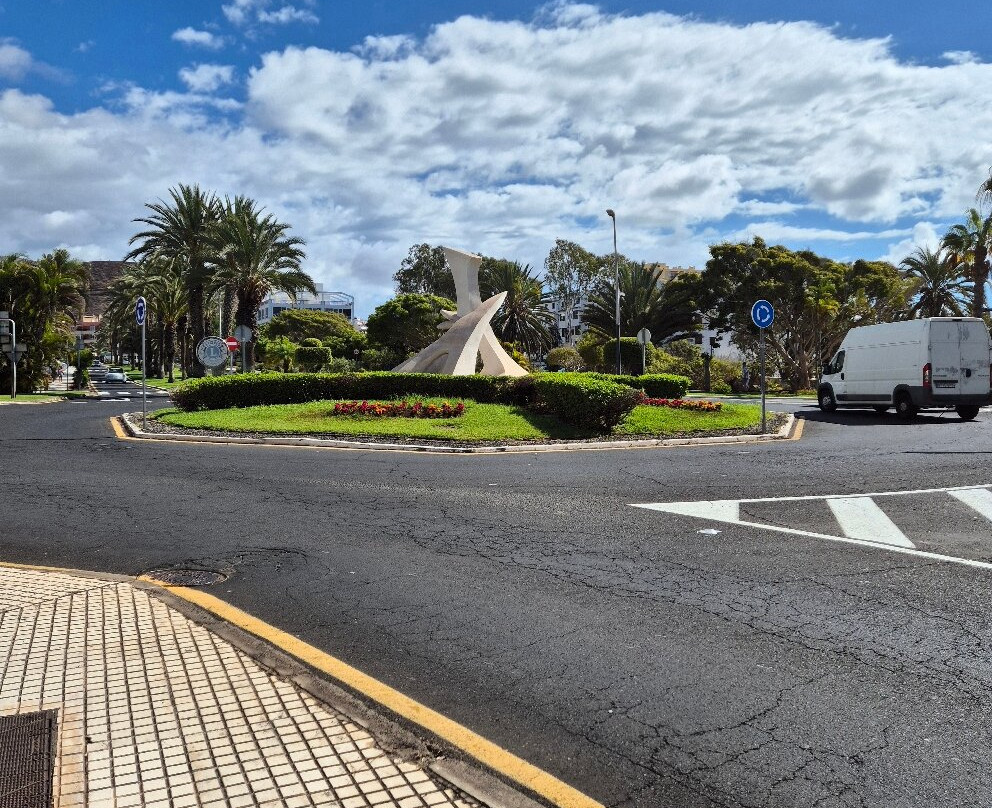 The Roundabout Sculpture-奥德杰海岸必去景点