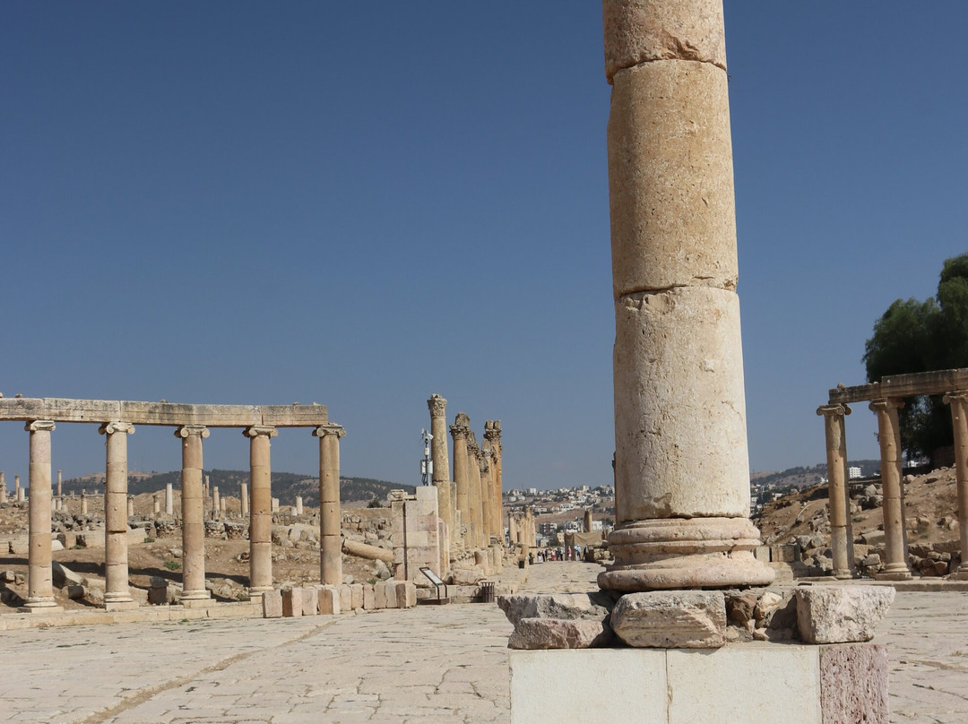 Oval Plaza-杰拉什必去景点