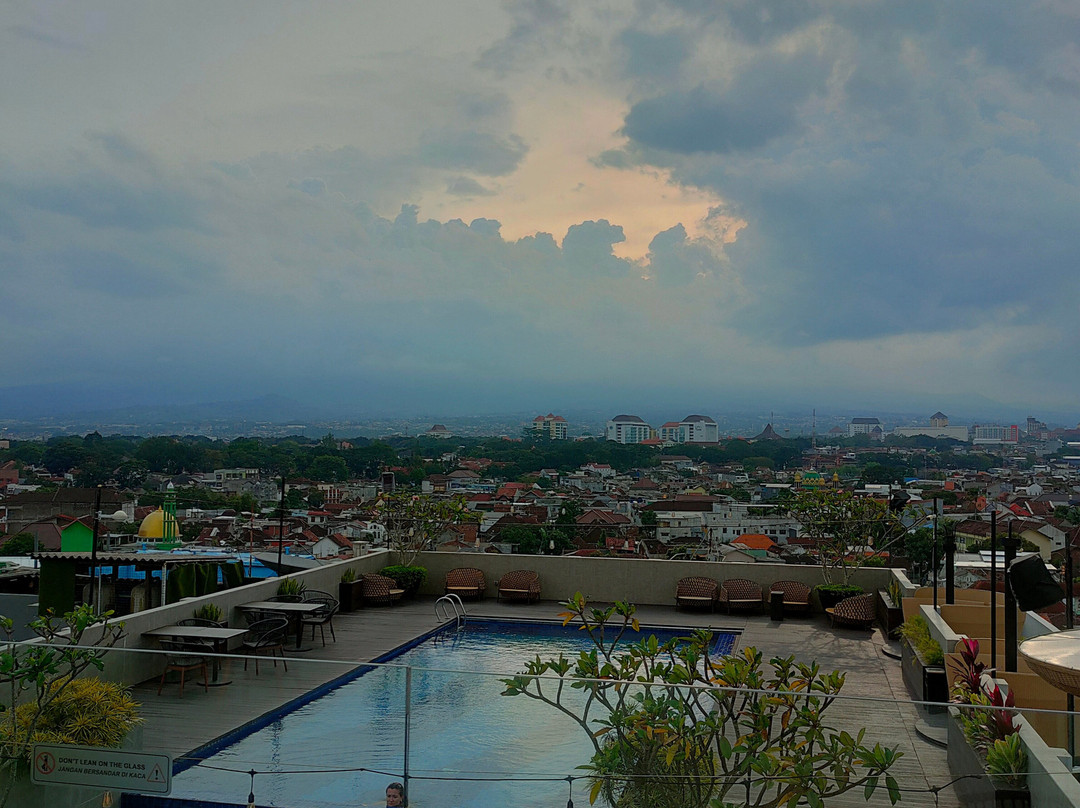 Ascent Hotel & Cafe Malang主图