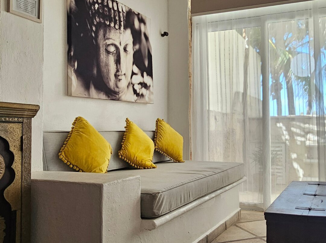 Lotus Beach Hotel主图